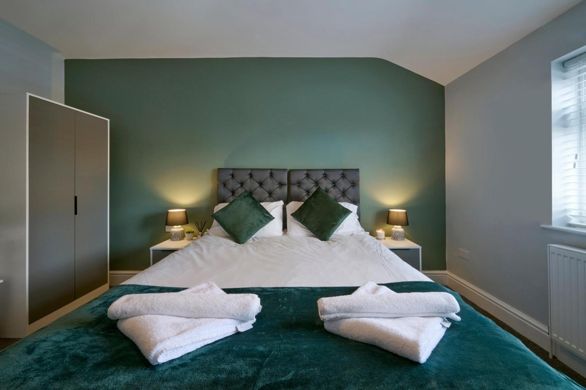 Stunning Two Bedroom In Denton By Eason Stays, Ideal For Contractors Working On Crown Point, With Free Parking